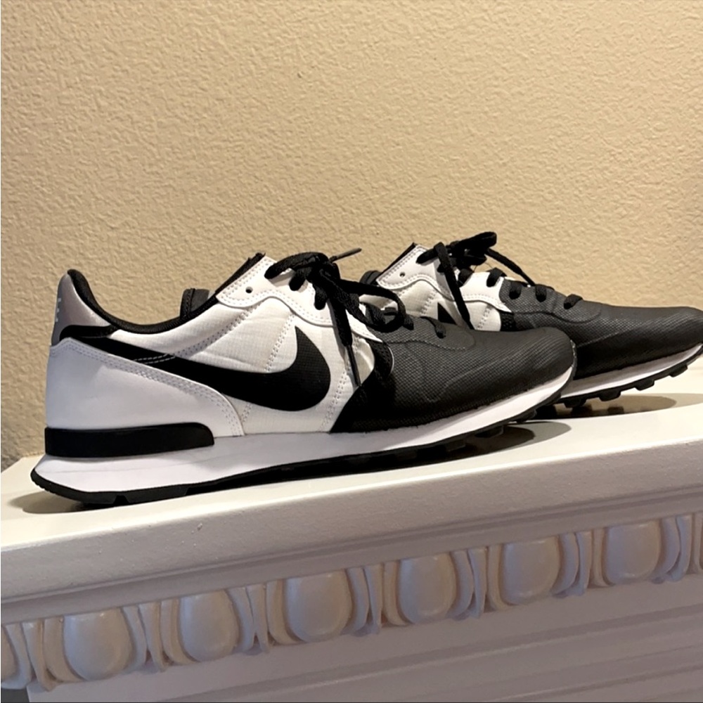 Women’s Nike Tennis shoes 8.5  minor scuffs, great condition no box